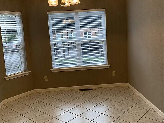 3rd image of 208 Southridge Ln