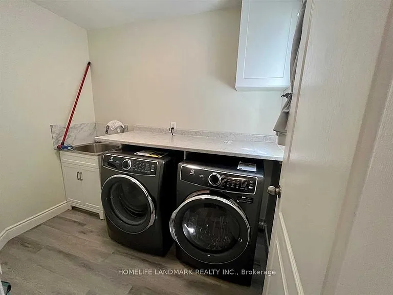 545 Menczel Cres #UPPER — Photo 22