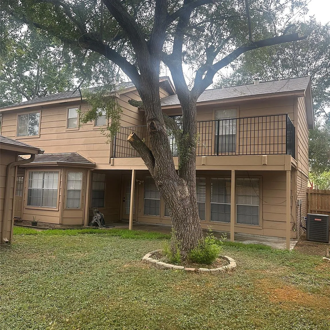 4 bed, 2.5 bath, 2118 sqft, $1,950 — Photo 2