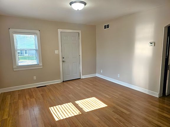 3rd image of 924 Maple Ave