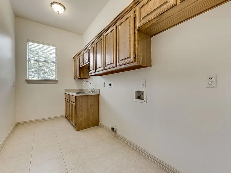 120 Cambridge Ct — Photo 4