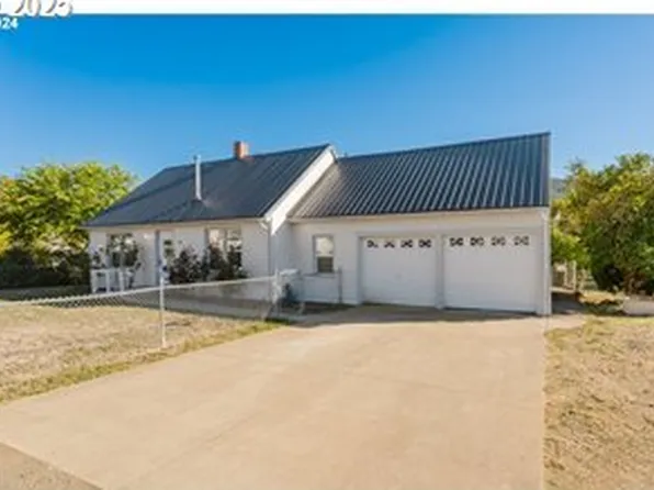 188 NE Lombardy Dr, Roseburg, OR 97470