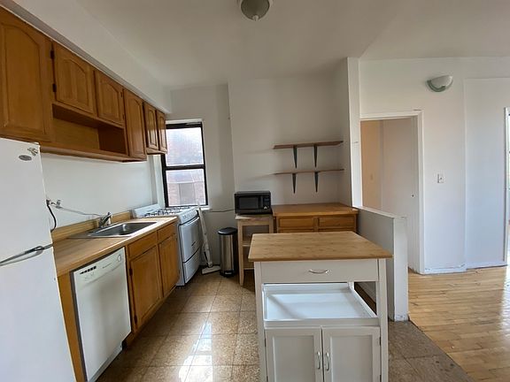 3rd image of 238 E 14th St #5F
