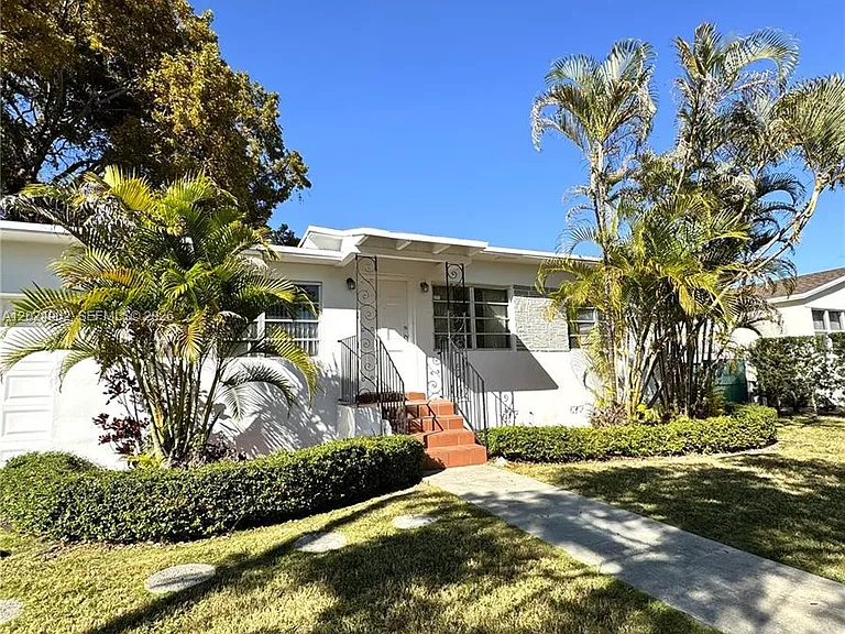 5353 SW 6th St — Photo 2