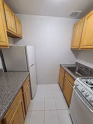 2nd image of 340 E 49th St APT 4D