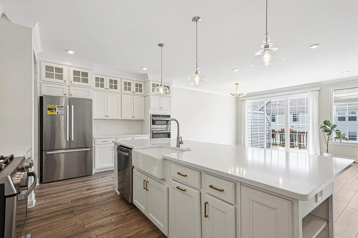 3 bed, 3.5 bath, 2436 sqft, $4,500 — Photo 4