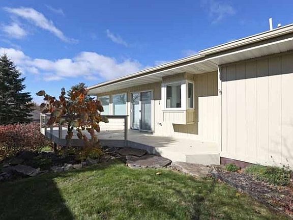 3rd image of 1124 Easthill Dr