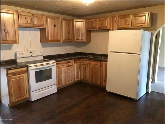 3rd image of 325 Oak St SE