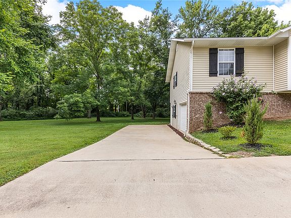 4th image of 808 Parkview Dr