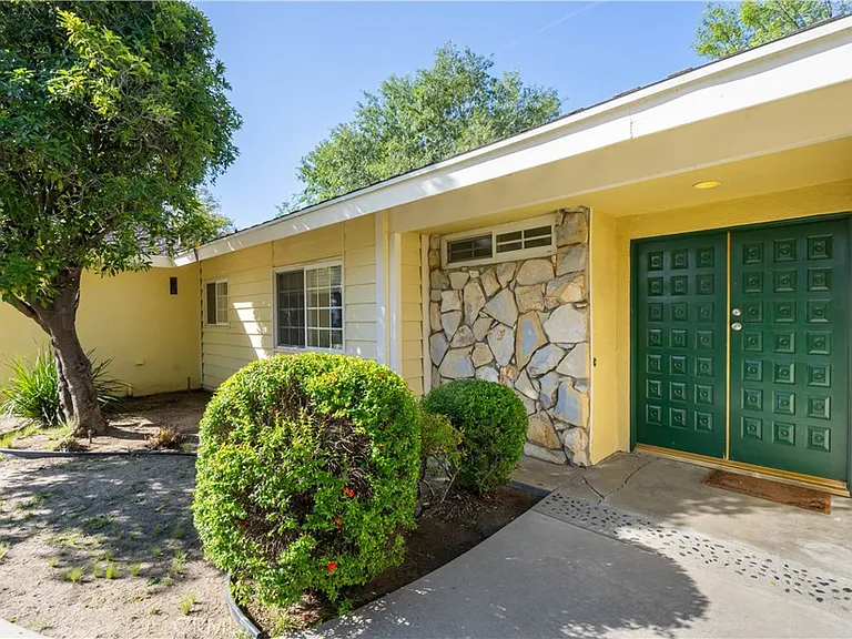 11761 Encino Ave — Photo 40