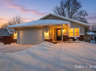 447 Stonehenge St SE, Kentwood, MI 49548