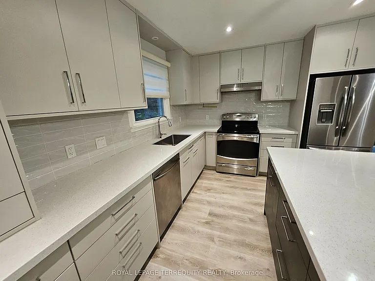 2067 Obeck Cres — Photo 3