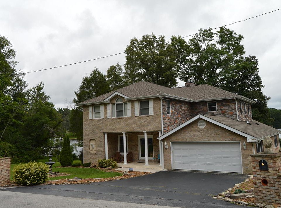 1st image of 210 Holiday Ct