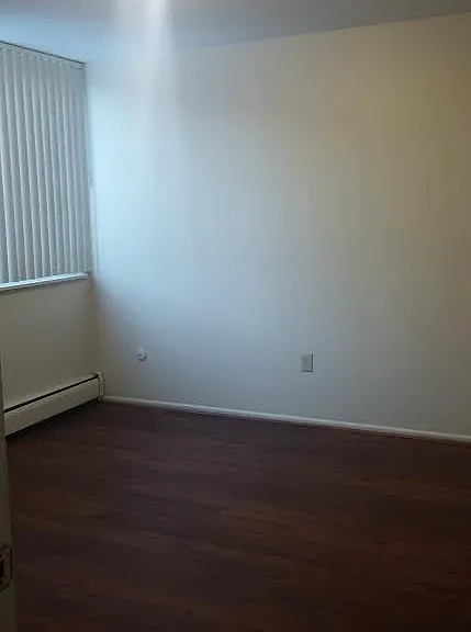 1 Bedroom room w/ vinyl floors