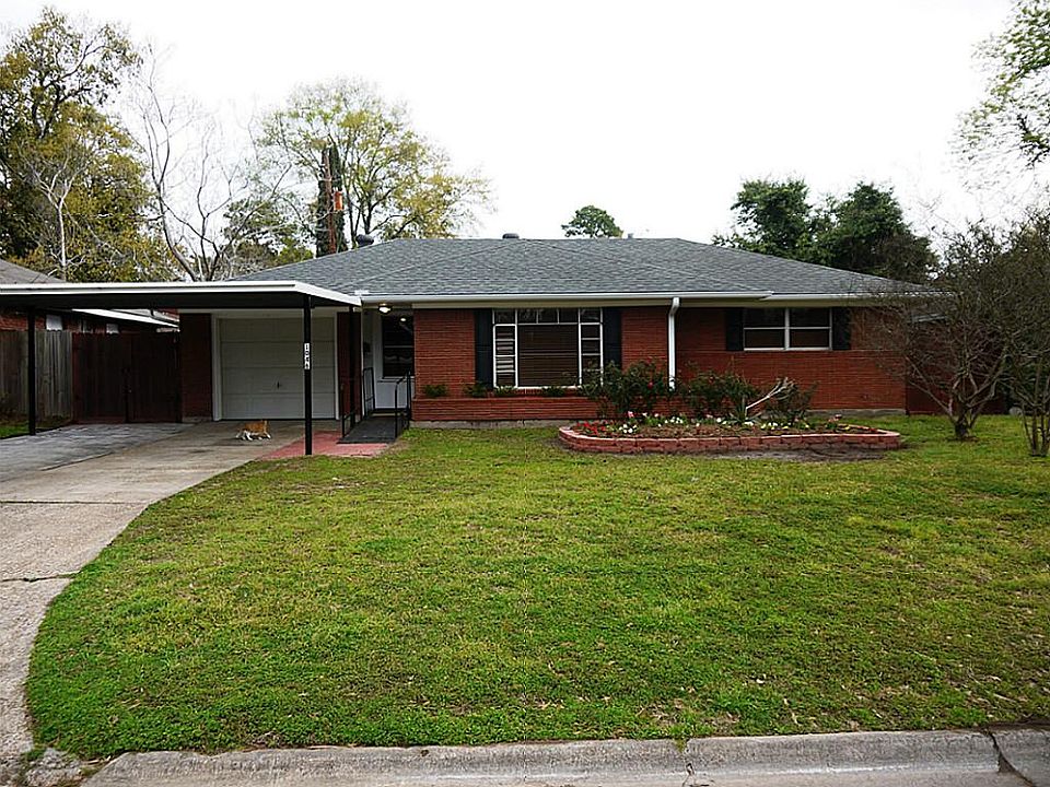 This updated 3 bedroom, 2 bathroom is centrally located just outside the 610 North Loop in the Shepherd Forest subdivision.
