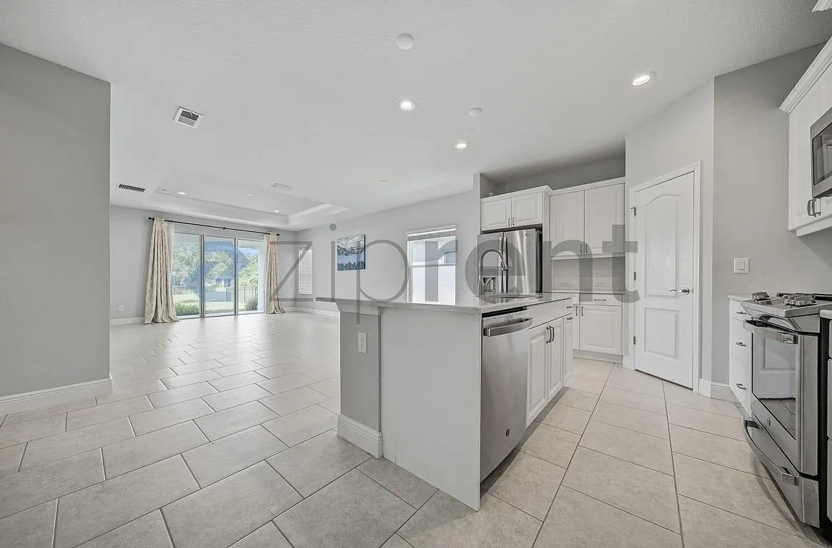 3 bed, 25159960 sqft, $2,500 — Photo 3
