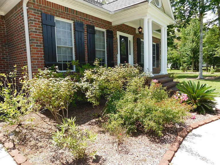 300 Taliaferro Ln — Photo 5