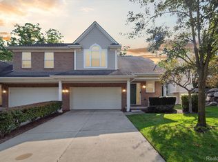 790 E Bluff Ct, Rochester, MI 48307