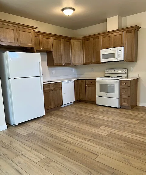 910 Hardcastle Ave — Photo 5