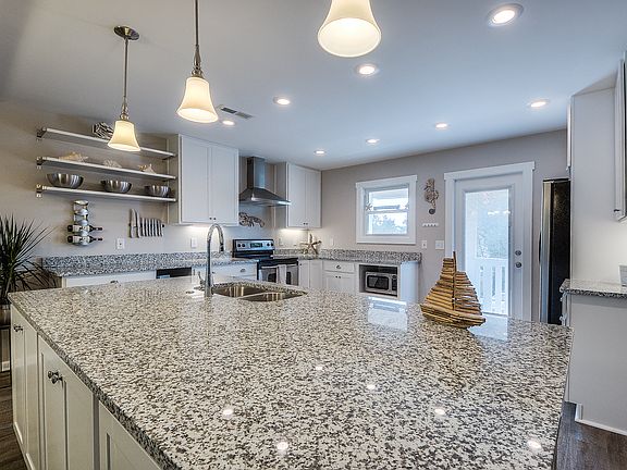 2nd image of 321 Pelican Cir #B