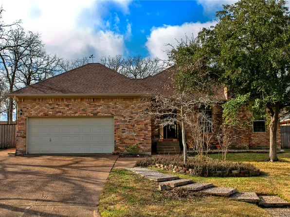 702 Summerglen Dr, College Station, TX 77840