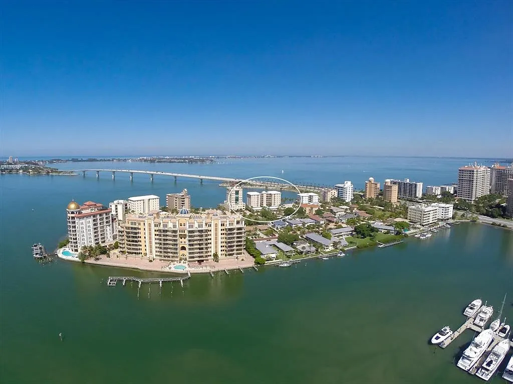 2 bed, 2.0 bath, 1396 sqft, $4,500 — Photo 4