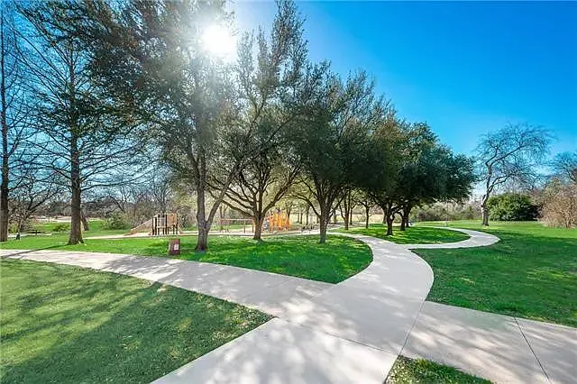 2403 Blue Cypress Dr — Photo 32