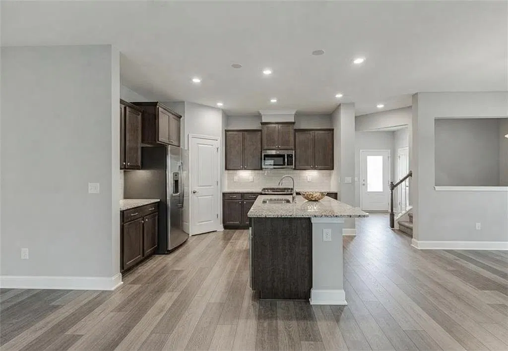 5 bed, 3.5 bath, 4652 sqft, $4,300 — Photo 4