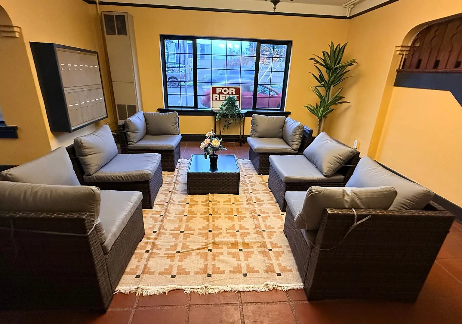 Fontana Court Apartments — Photo 4