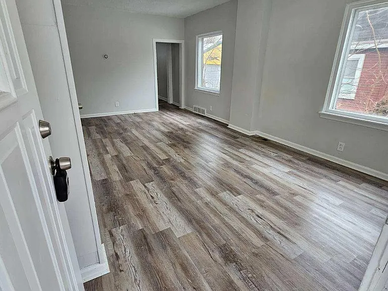 1709 Lyons Ave — Photo 4