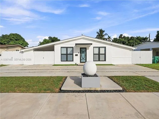 3 bed, 2.0 bath, 1232 sqft, $4,500 — Photo 1