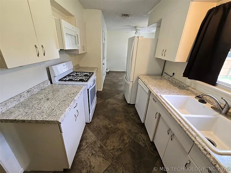237 E 45th Pl — Photo 15