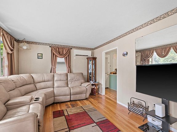 2nd image of 170 Verona St