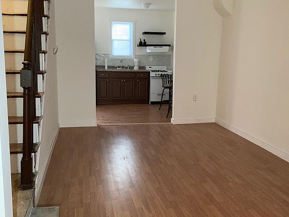 5th image of 2420 W Oakdale St