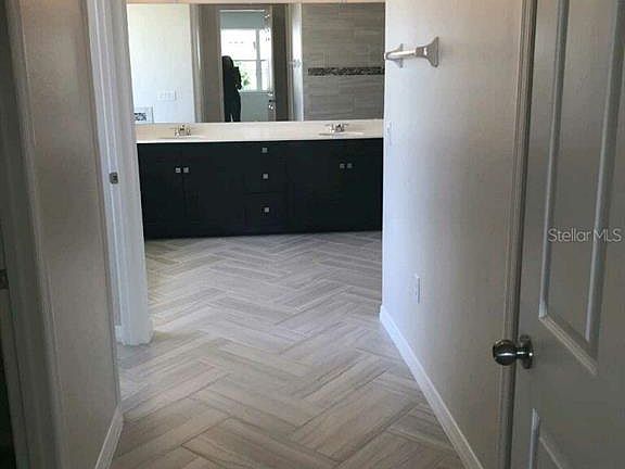 4th image of 649 Oxford Chase Dr