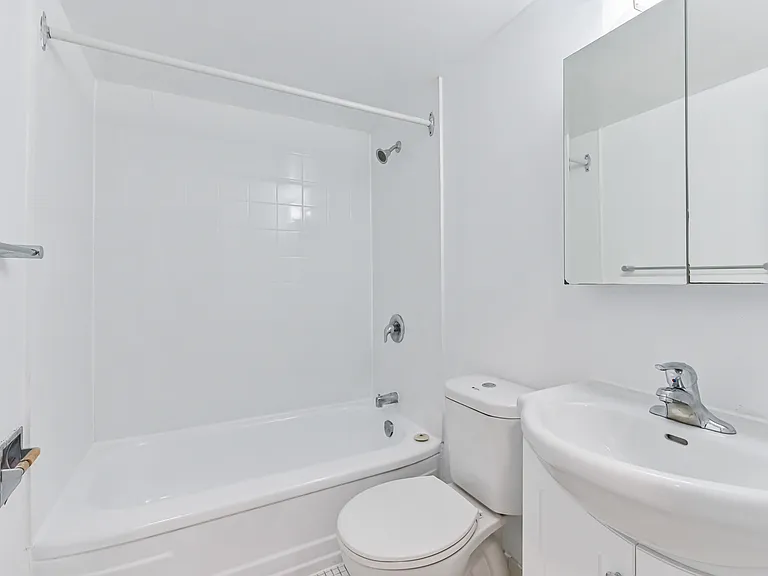 445 Eglinton Ave E — Photo 4
