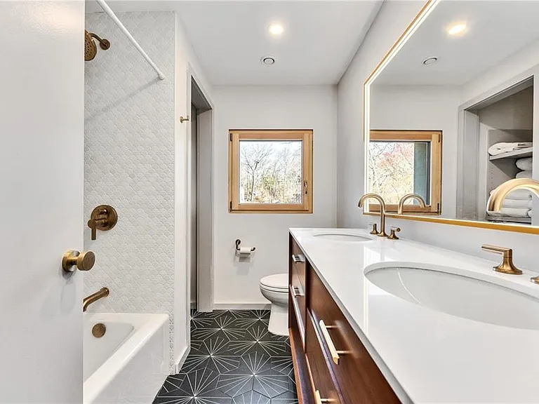 2717 Commodore Oliver Hazard Perry Hwy #H — Photo 32