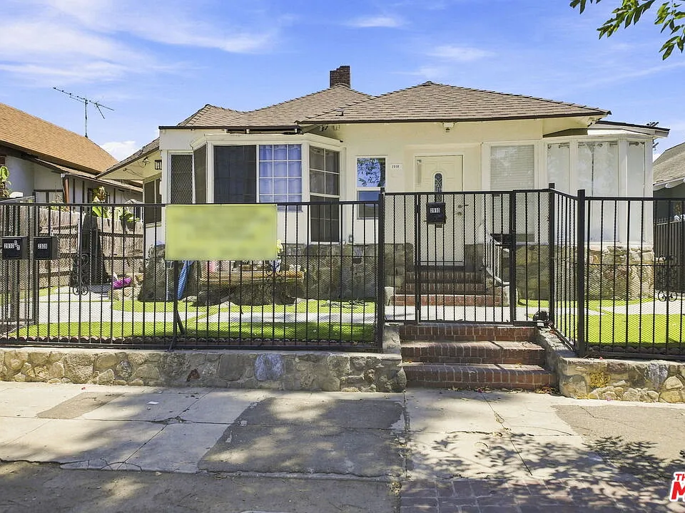 2910 Budlong Ave