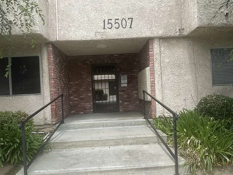 15507 Vanowen — Photo 2