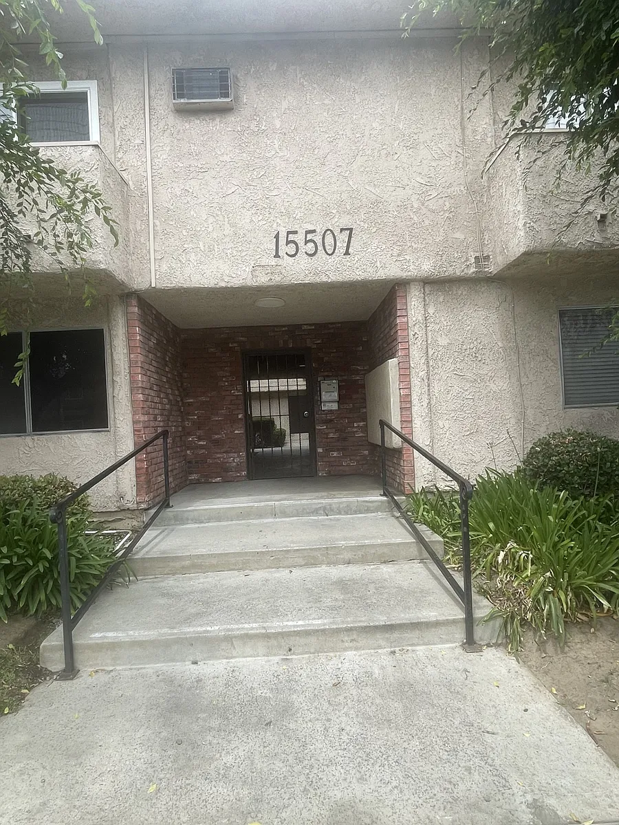 Building Photo - 15507 Vanowen