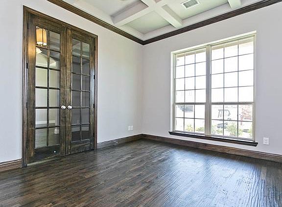 3rd image of 924 Lake Carillon Ln
