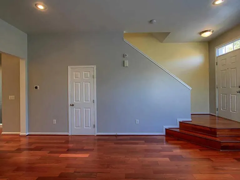 1434 Laurel Park Dr — Photo 3