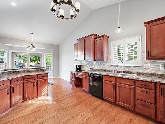 4th image of 905 Hawthorn Ave