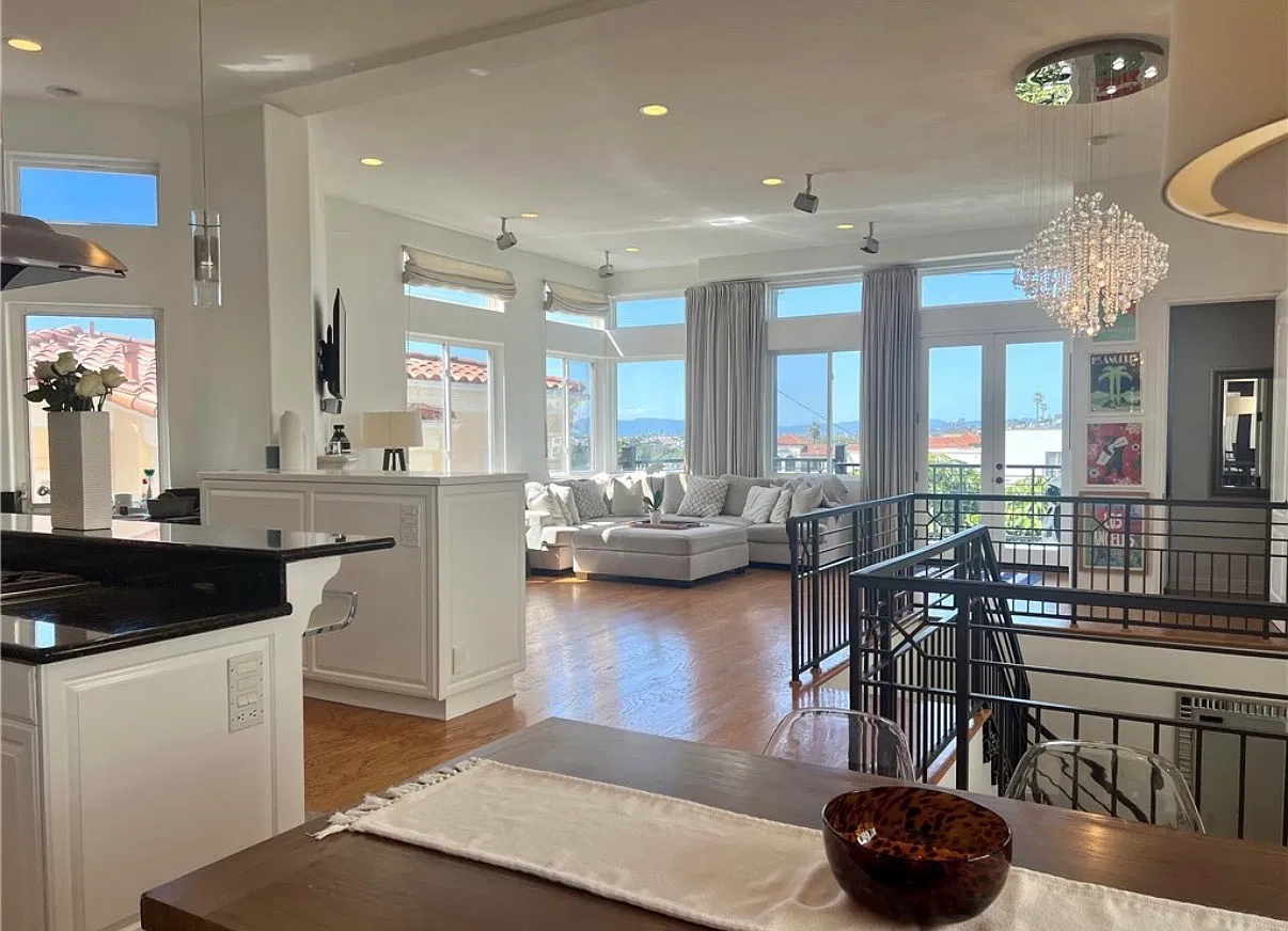 4 bed, 2796 sqft, $10,000 — Photo 2