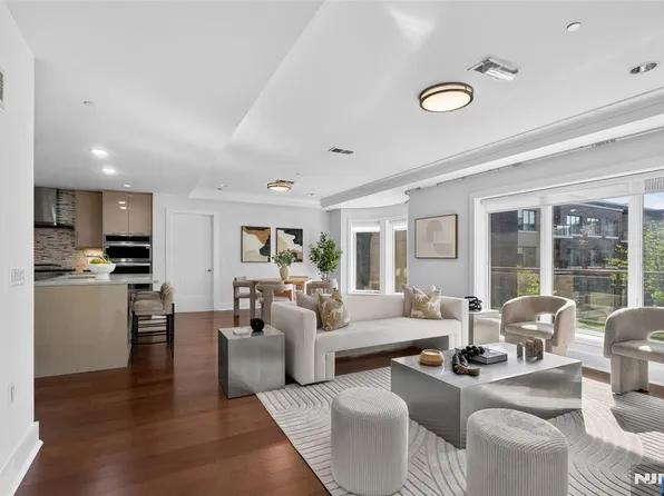 100 Eton Row #302, Weehawken, NJ 07086