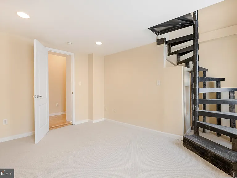 1123 W Lombard St — Photo 30