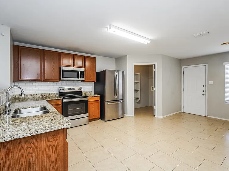 1453 Castle Ridge Rd — Photo 9
