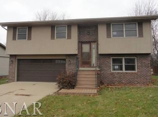 6 Cedar Ct, Bloomington, IL 61701