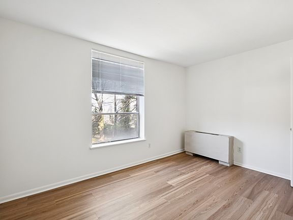 2nd image of 170 Lakeside Rd APT C7