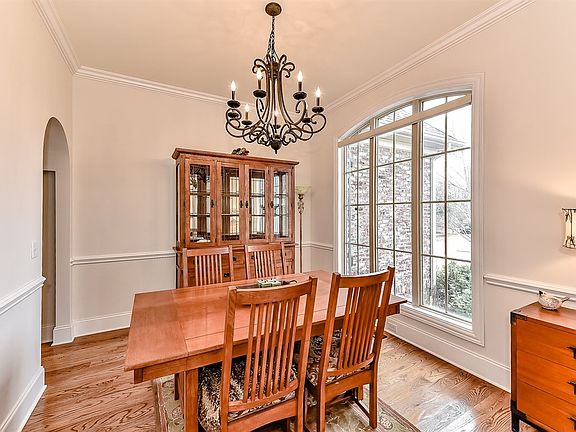 3rd image of 2233 Woodridge Dr